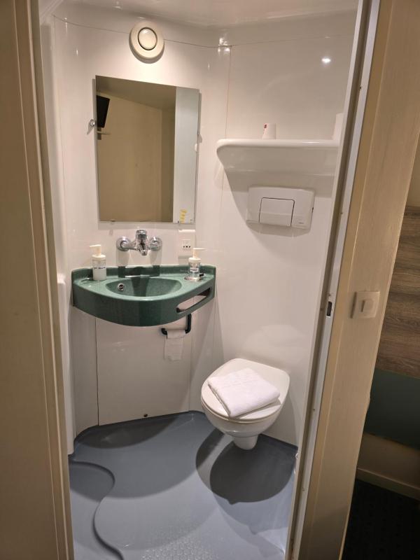 Quadruple Room with 1 Double Bed and 2 Single Beds image 4