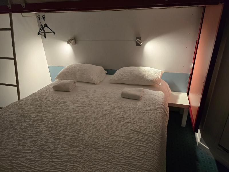 Triple Room (2 single bed + 1 Bunk Bed)     image 1