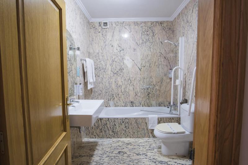 Twin Room image 4