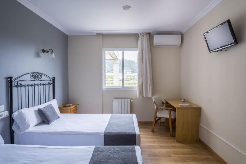 Twin Room image 2