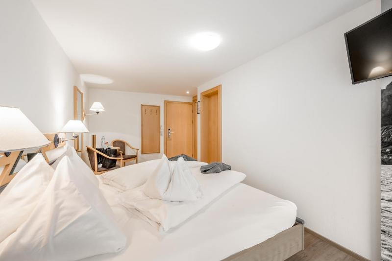 Small Double Room image 3