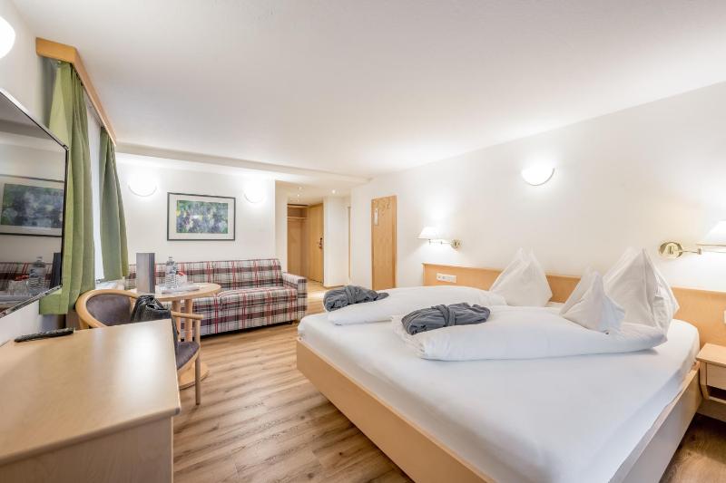 Double Room with Mountain View image 3