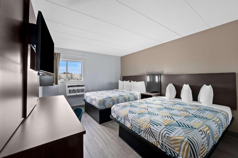 Queen Room with Two Queen Beds image 2