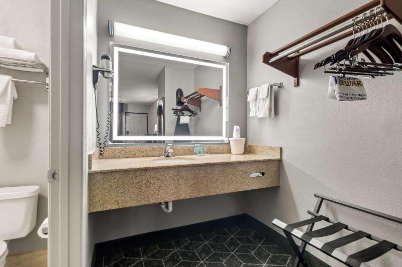 Queen Room with Two Queen Beds - Non-Smoking image 3