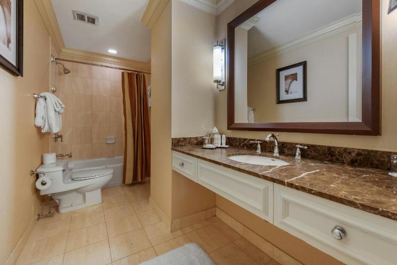 One Bedroom Suite - One Queen Bed image 1