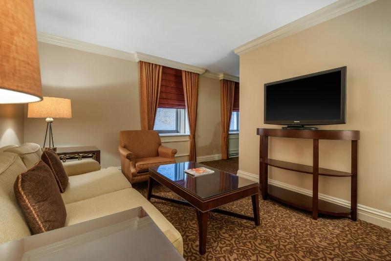 One Bedroom Suite - One Queen Bed image 3