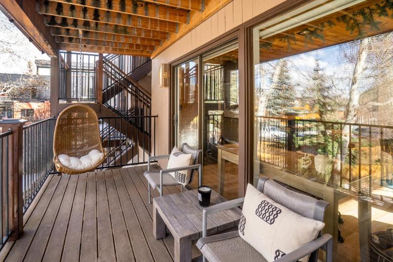 Spacious & Central Aspen 1BR with AC! - image 10