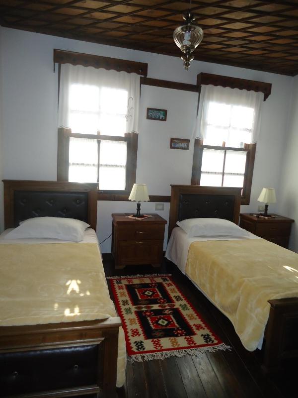 Twin Room image 4