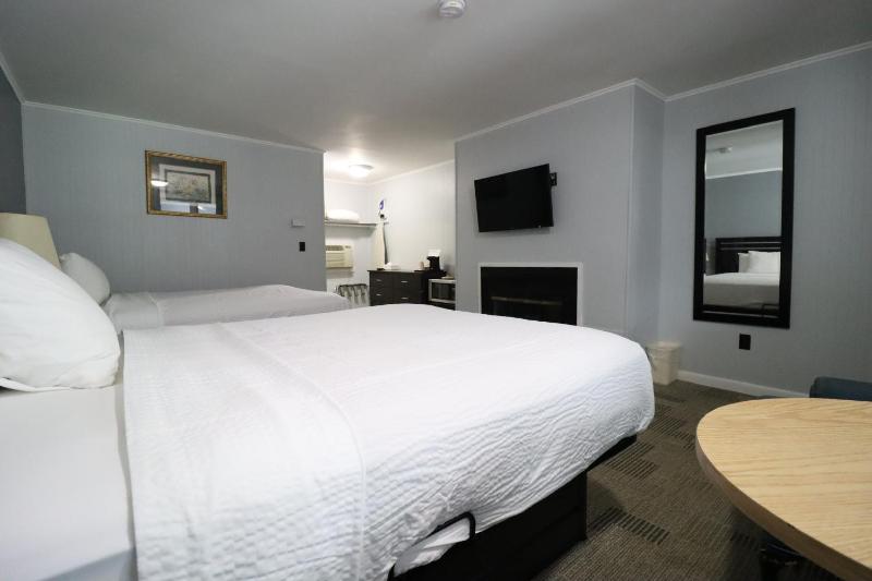 Deluxe Queen Room with Two Queen Beds - Non-Smoking image 3