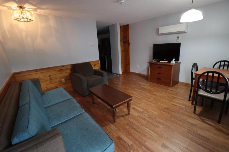 One-Bedroom Queen Suite - Non-Smoking image 4