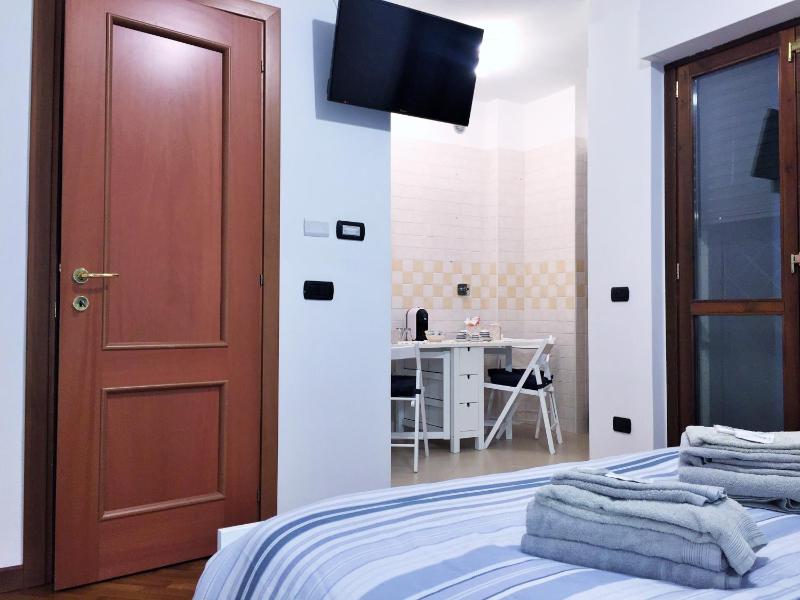 Double Room with Bathroom image 4