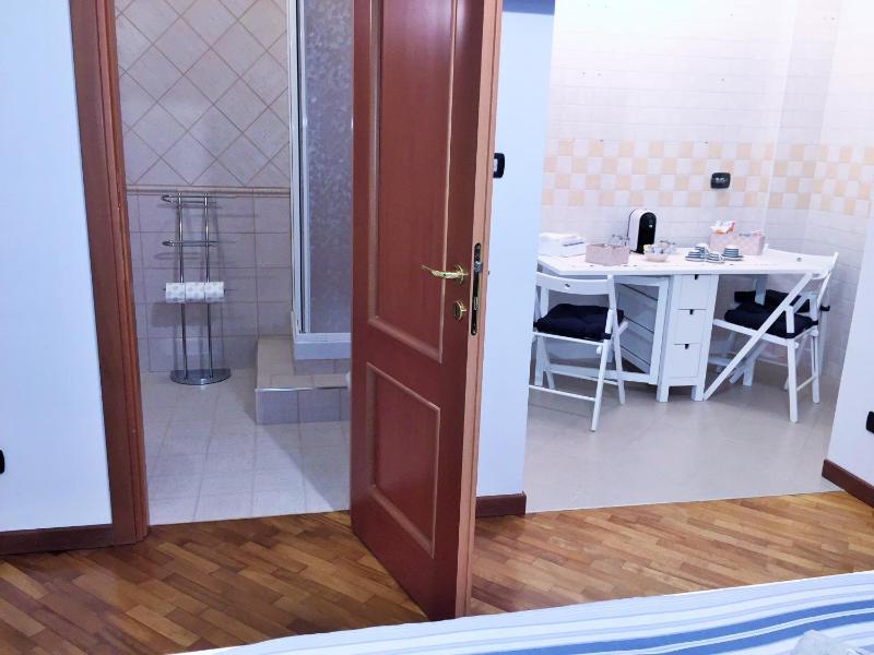Double Room with Bathroom image 2