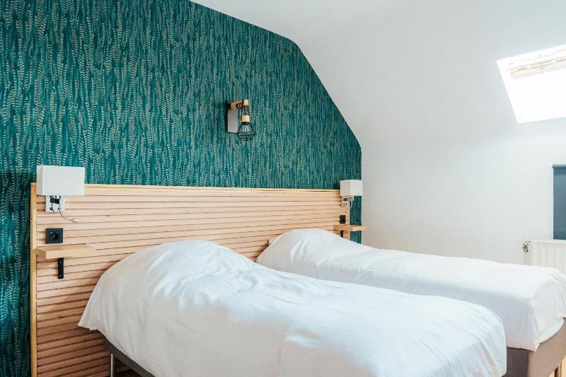 Standard Twin Room image 4
