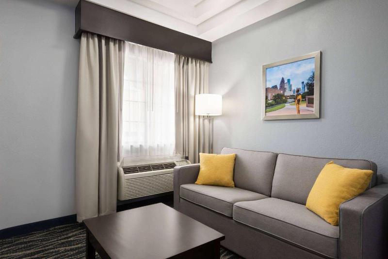 1 King & 1 Full Bed Suite with Full Kitchen - Non-Smoking image 4