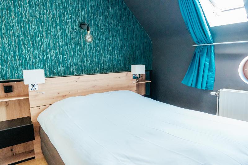 Standard Twin Room image 3