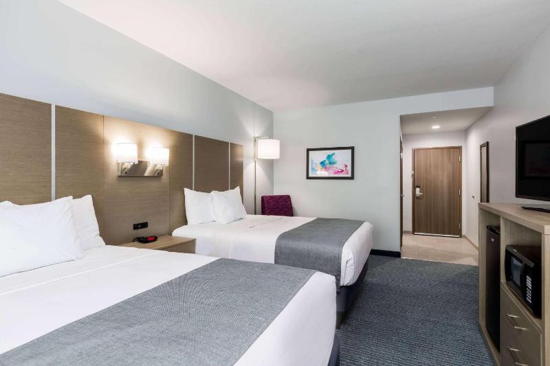 Queen Room with Two Queen Beds - Non-Smoking image 1