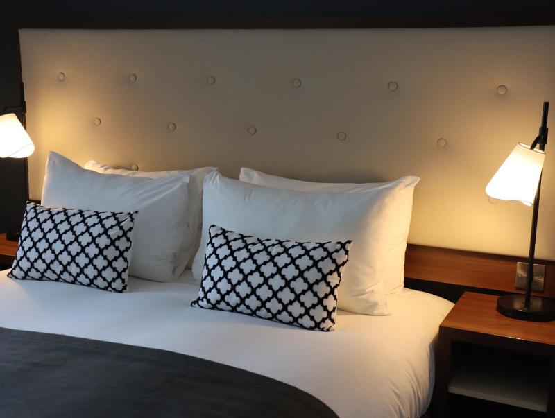 Premium King Room image 3