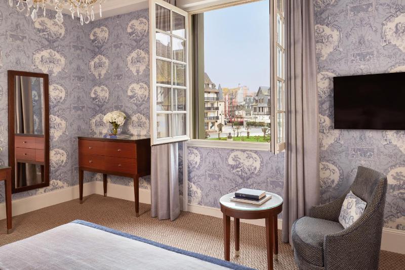 Deluxe Room image 3