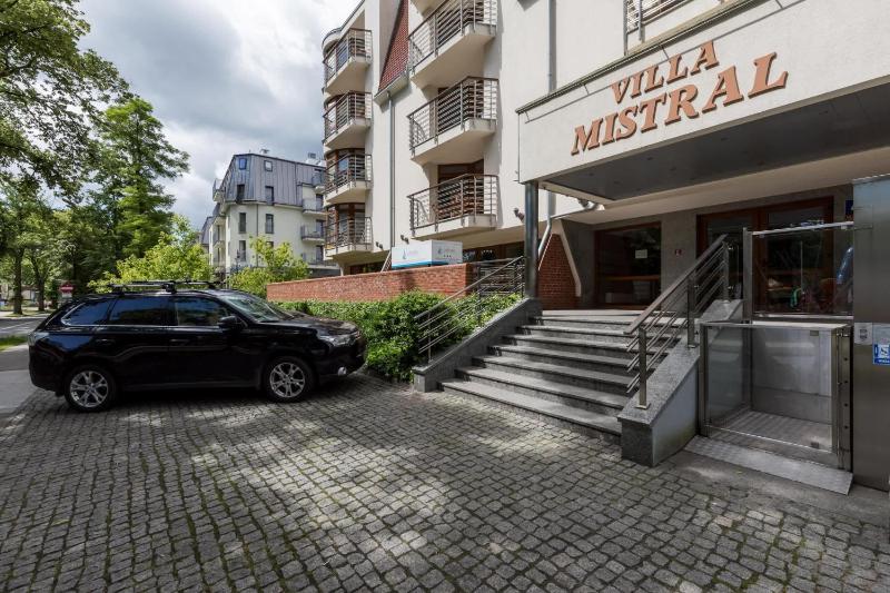 Studio Apartment Villa Mistral Świnoujście by Noclegi Renters - image 10