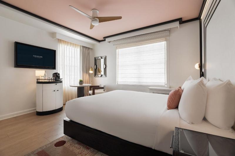 Deluxe King Room image 1