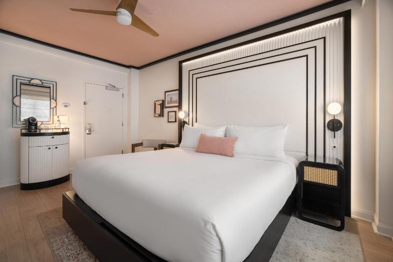 Deluxe King room with partial ocean view  image 4