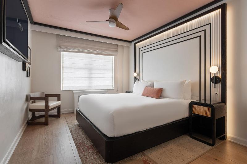 Deluxe King Room image 3
