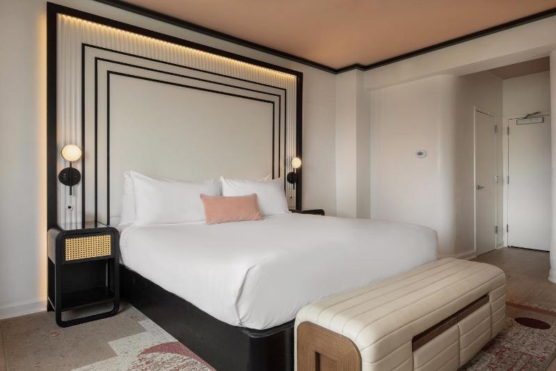 Deluxe King Room image 2