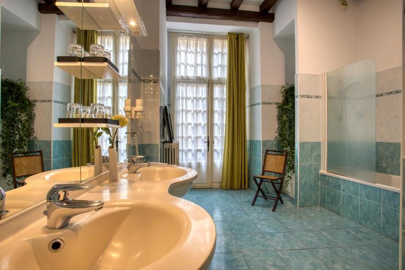 Large Double or Twin Room image 2