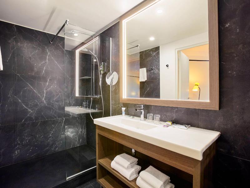 Superior Double Room with Balcony and Garden View image 4