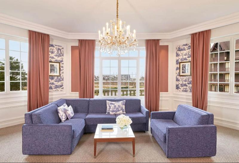 Deluxe Suite with Sea View image 4