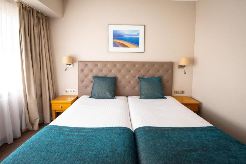 Twin Room with Balcony image 3