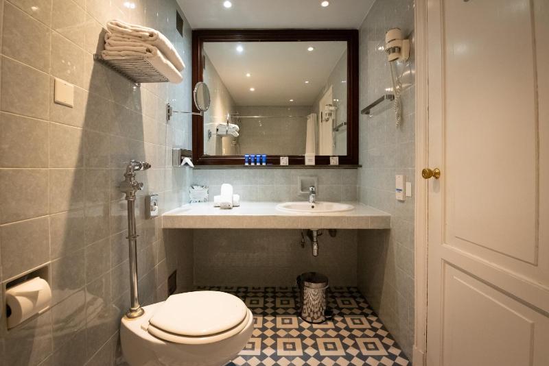 Twin Room with Balcony image 2