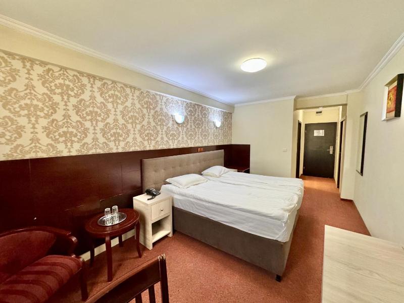 Standard Double Room image 3