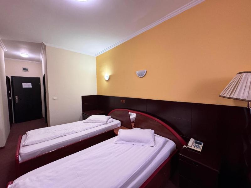 Standard Twin Room image 4