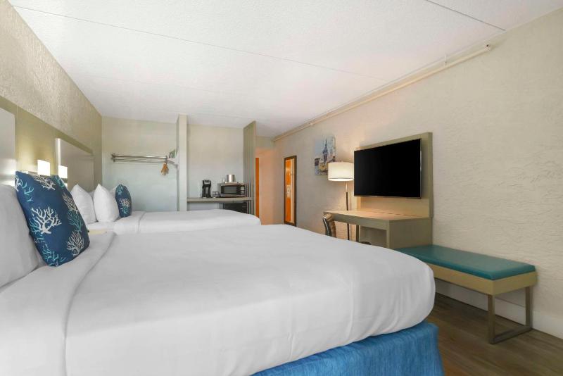 Queen Room with Two Queen Beds and City View - Non-Smoking image 4