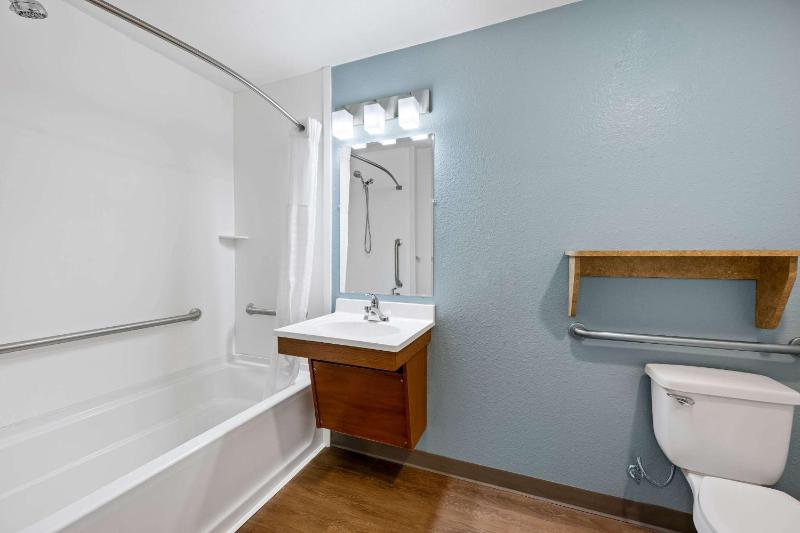Standard Double Room with Tub - Disability Access/Non-Smoking image 2