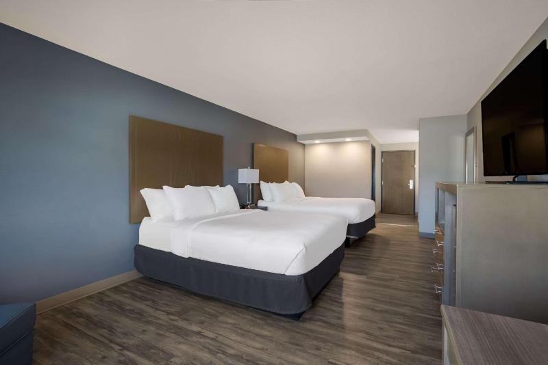 Queen Room with Two Queen Beds - Non-Smoking image 4