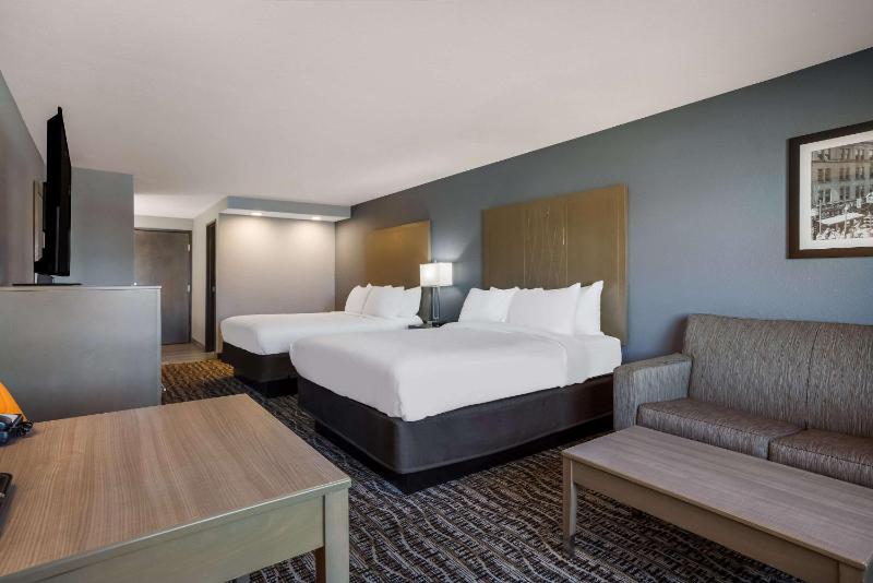 One Room Suite with Two Queen Beds and Sofa bed - Non Smoking image 2