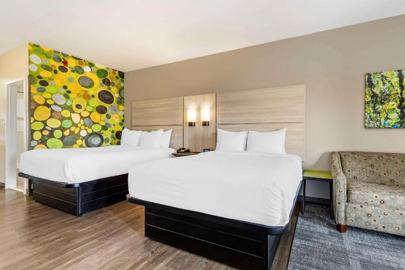 Efficiency Queen Suite with Two Queen Beds and Sofa bed - Non Smoking/Exterior Corridor image 3