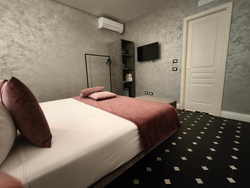 Standard Double Room image 2