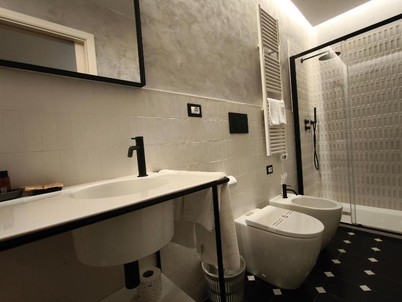 Standard Double Room image 4