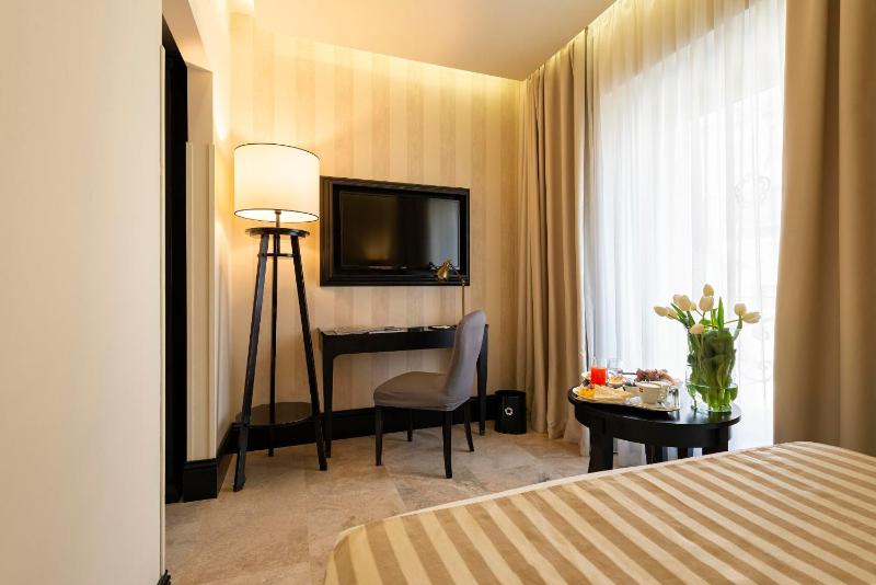 Small Double Room image 3