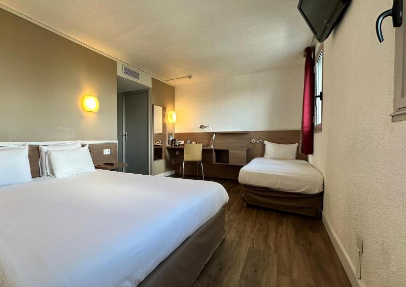 One Double Bed One Single Bed - Superior Room image 2