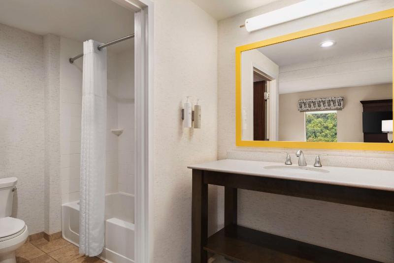 Queen Room with Two Queen Beds - Non-Smoking image 2