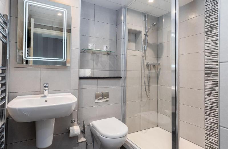 Classic Double Room image 2