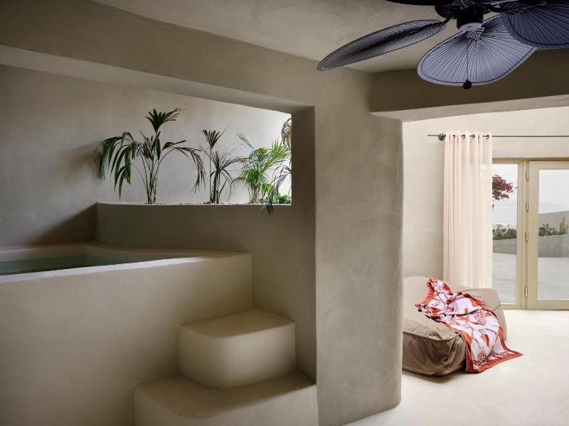 Fοur-Bedroom Villa with Two Private Pools and Caldera View image 2