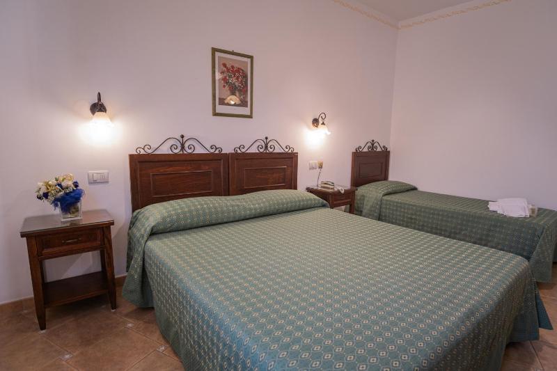 Standard Triple Room image 4