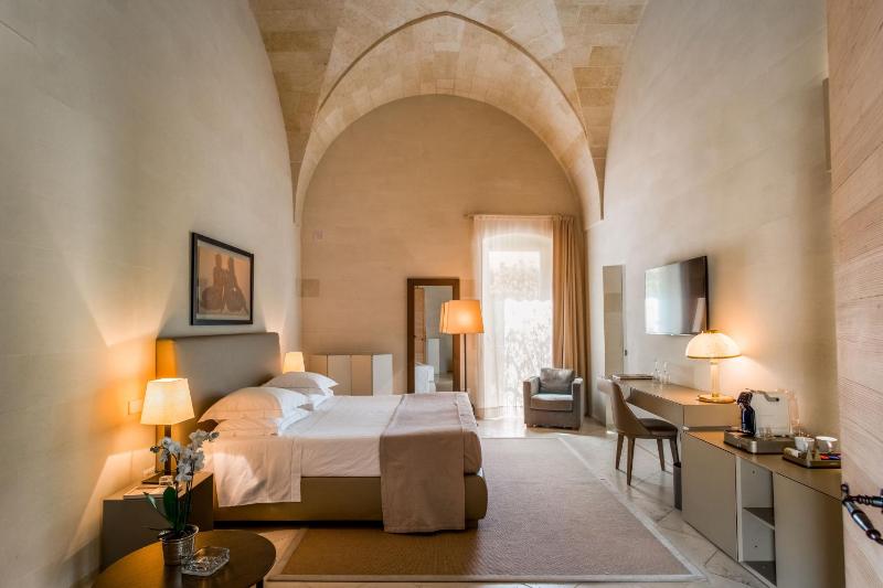 Deluxe Double Room image 2