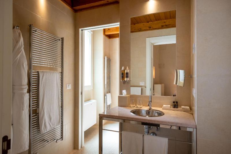 Deluxe Double Room image 4