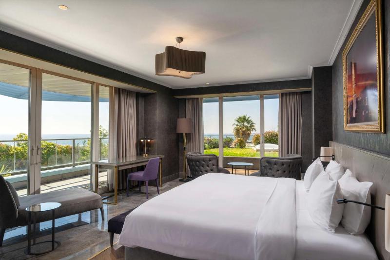 Suite with Balcony and Garden View image 3